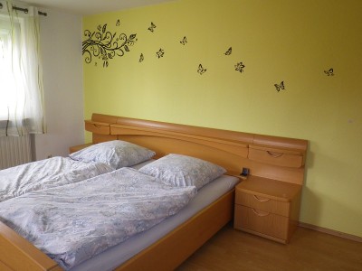 Unser grünes Zimmer mit Doppelbett