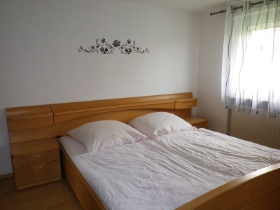 Unser rosa Zimmer mit Doppelbett und Schlafsofa
