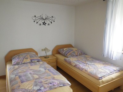 Unser blaues Zimmer mit den beiden Einzelbetten