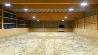 Nachts hell beleuchtet