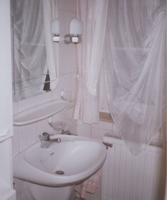 Das Badezimmer mit Dusche und WC